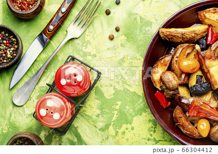 Roasted potatoes with mushrooms 66304412