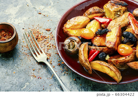 Roasted potatoes with mushrooms 66304422