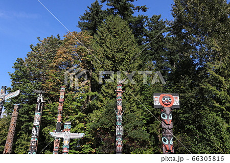 トーテムポール広場にて トーテムポール広場にて 66305816