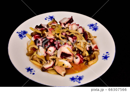 タコとキノコのガーリック炒め 66307566