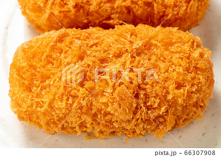 皿にのせられた俵型のクリームコロッケ。 66307908