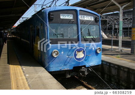 上信電鉄上信線、高崎駅に停車中の普通列車（500形電車） 66308259
