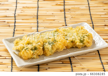 鱧(はも)の天ぷら。背景はすだれ。 66308285