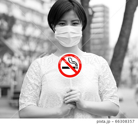 外にて女性の禁煙イメージ 外にて女性の禁煙イメージ 66308357
