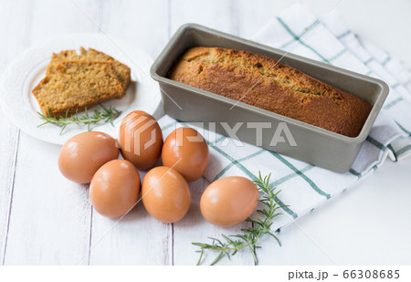 手作りケーキと材料の卵 66308685