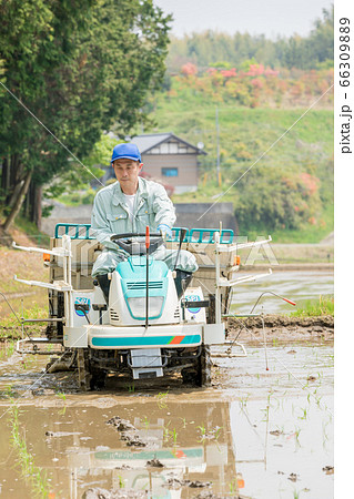 田植機を操縦する農家の男性 66309889