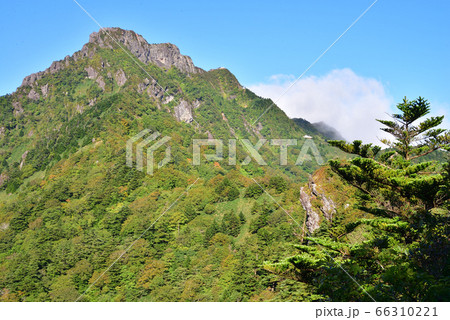 西日本最高峰の百名山石鎚山1982m 西日本最高峰の百名山石鎚山1982m 66310221