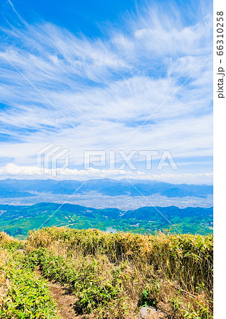 新緑の飯縄山登山(飯縄山山頂の風景) 新緑の飯縄山登山(飯縄山山頂の風景) 66310258
