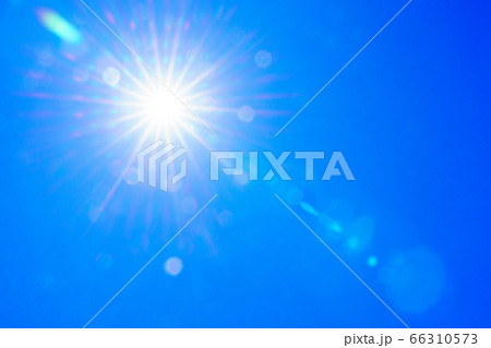 青い空とキラキラ太陽 フレアとゴースト の写真素材