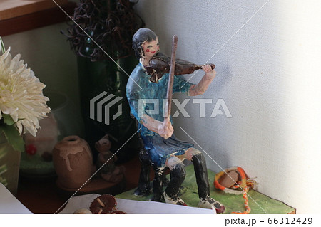 小学生の作った紙粘土の人形 66312429