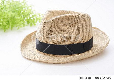 白いテーブル上に置かれた麦わら帽子の写真素材 白いテーブル上に置かれた麦わら帽子の写真素材