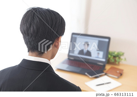 パソコンでオンライン面接を受ける学生イメージ　就活　就職活動 66313111