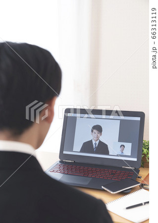 パソコンでオンライン面接を受ける学生イメージ　就活　就職活動 66313119