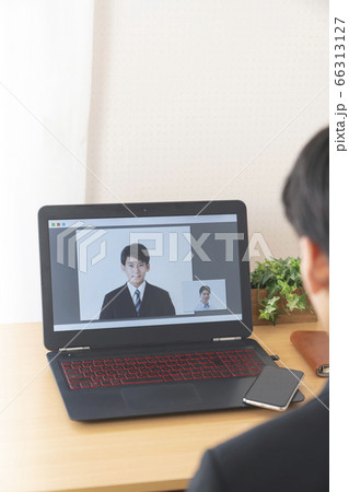 パソコンでオンライン面接を受ける学生イメージ　就活　就職活動 66313127