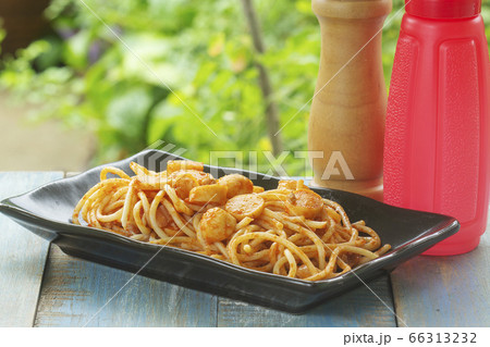Spaghetti with fried sausage 66313232