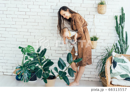 Mommy and Toddler. 66313557
