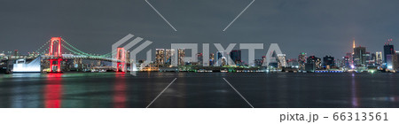 東京アラート発令中のレインボーブリッジ夜景（パノラマ） 66313561