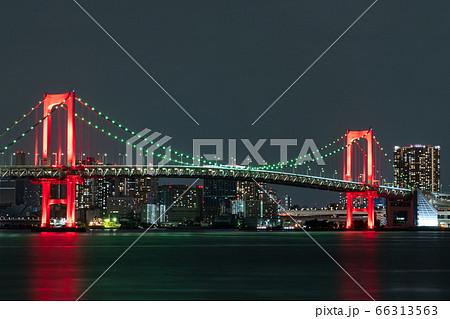 東京アラート発令中のレインボーブリッジ夜景 66313563