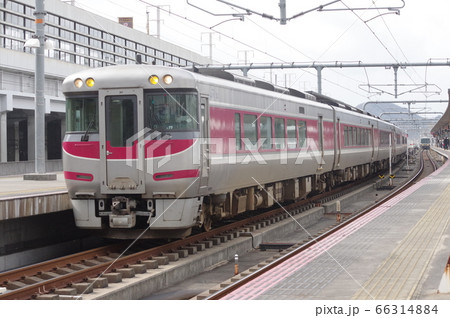 姫路駅を発車する下り特急はまかぜ 66314884