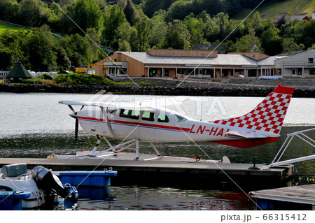 ノルウェー　ハダンゲルフィヨルド、ウルヴィク地区に駐機、水上艇機セスナU206F ステーションエア6 66315412