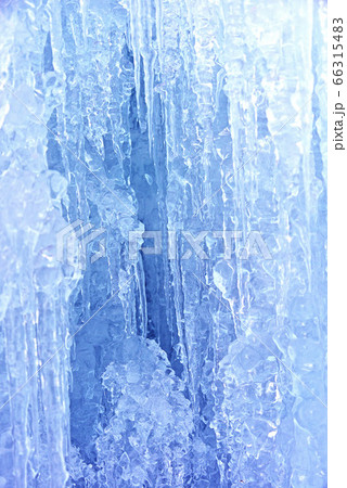 息が凍りそうなほど冷たい氷の拡大写真 66315483