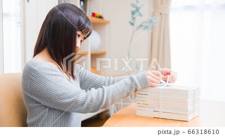 古本をまとめる女性　断捨離　コピースペース　16:9 66318610
