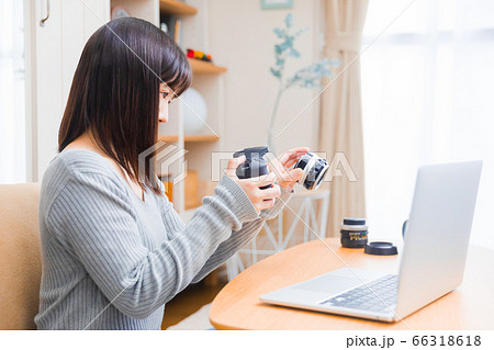 カメラのレンズを交換する女性 コピースペース カメラのレンズを交換する女性 コピースペース 66318618