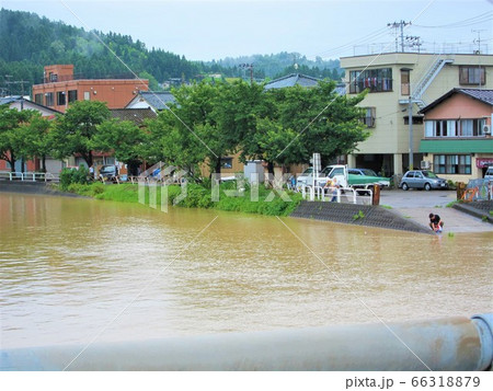 洪水により増水した川 洪水により増水した川 66318879
