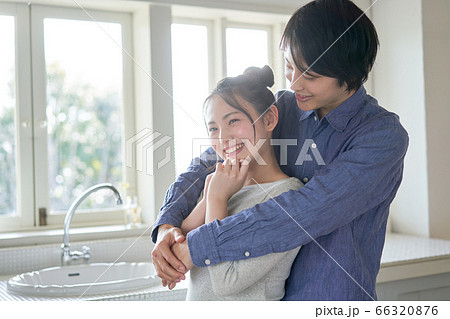 若いカップル 抱きしめるの写真素材