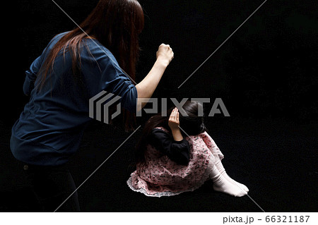 幼児 児童 虐待 いじめ 女の子 少女の写真素材