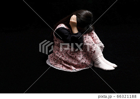 幼児　児童　虐待 いじめ　女の子　少女 66321188
