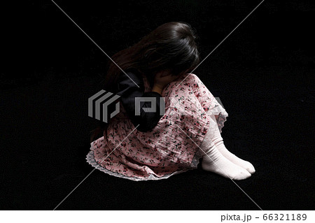 幼児　児童　虐待 いじめ　女の子　少女 66321189