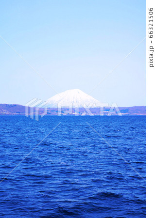 澄んだ朝の風景洞爺湖 66321506