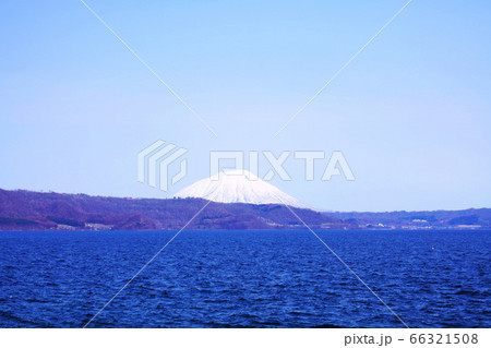澄んだ朝の風景洞爺湖 66321508
