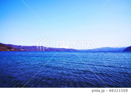 澄んだ朝の風景洞爺湖 66321509
