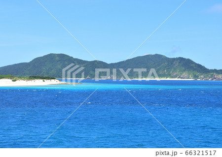 船上から望む慶良間諸島／白い砂浜（沖縄県） 66321517