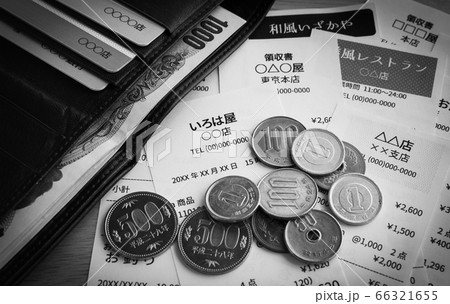 溜まったレシートと現金 レシートで立替金の精算作業 家計の支出 溜まったレシートと現金 レシートで立替金の精算作業 家計の支出 66321655