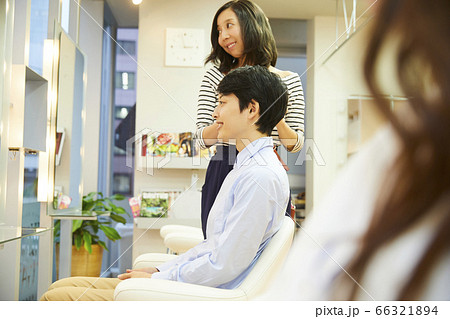 若い女性の美容師 ヘアカット セットの写真素材