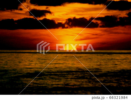 船から見る水平線に沈む夕日 66321984