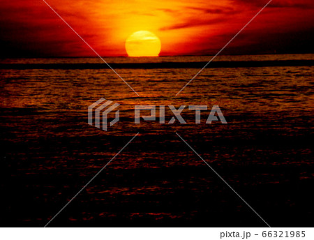 船から見る水平線に沈む夕日 66321985