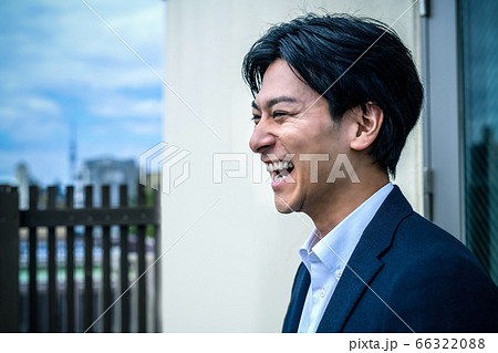 大笑いする若いビジネスマン(横向き) 大笑いする若いビジネスマン(横向き) 66322088
