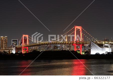 新型コロナウイルス感染拡大で「東京アラート」発動　赤くライトアップされるレインボーブリッジ 66322177