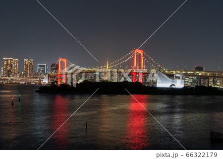 新型コロナウイルス感染拡大で「東京アラート」発動　赤くライトアップされるレインボーブリッジ 66322179