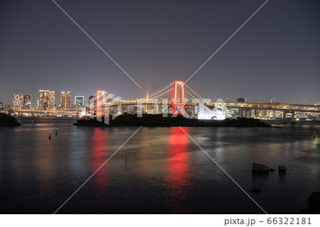 新型コロナウイルス感染拡大で「東京アラート」発動　赤くライトアップされるレインボーブリッジ 66322181