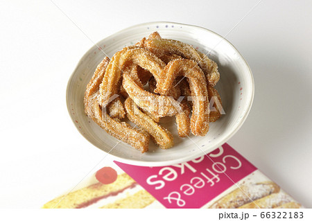 シナモンシュガーたっぷりのチュロス 66322183