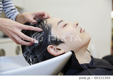 若い女性の美容師　シャンプー　トリートメント 66322369