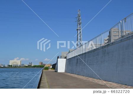 荒川区町屋にある、隅田川防潮堤(堤防)と隅田川テラス 荒川区町屋にある、隅田川防潮堤(堤防)と隅田川テラス 66322720