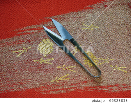 2020年6月8日自宅で撮影:和裁用にぎり鋏を撮る背景は袱紗4 2020年6月8日自宅で撮影:和裁用にぎり鋏を撮る背景は袱紗4 66323833
