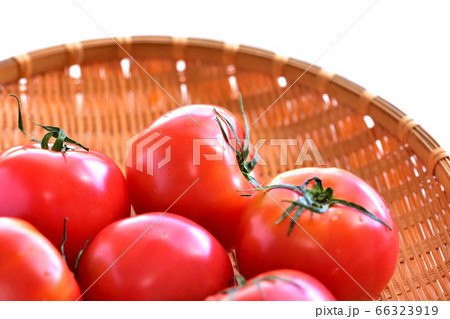 ザルに乗せた完熟トマト ザルに乗せた完熟トマト 66323919
