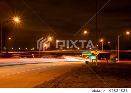 バンク－バ－空港付近の道路の夜景　　　ブリティッシュコロンビア　カナダ 66324328